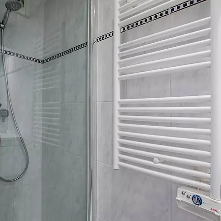 Piscine - 2 Chambres - Terrasse - Parking Prive