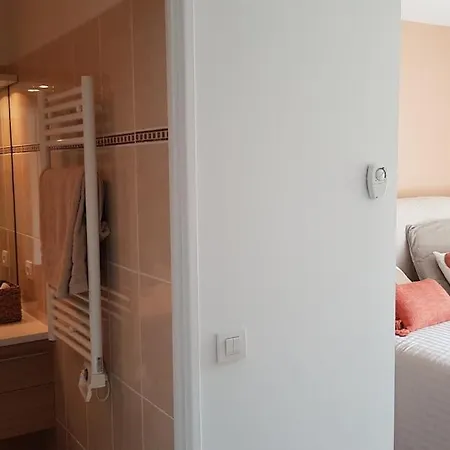 73m Carre -piscine-500 M De La Mer-parking Apartment